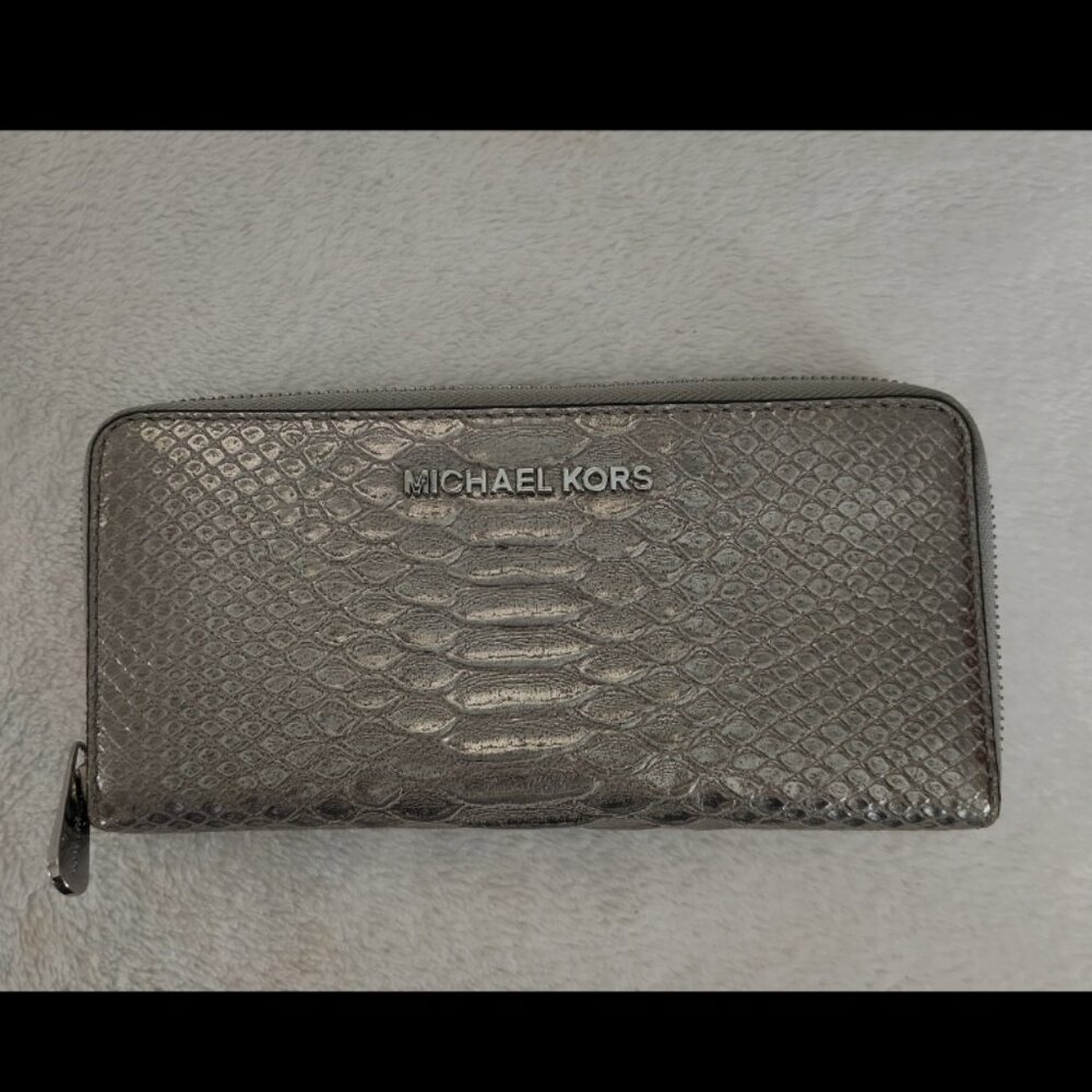Michael Kors Large zipper wallet